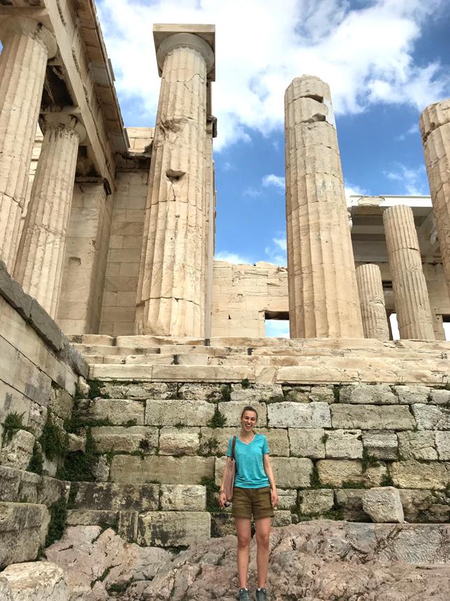 一名大学生站在希腊万神殿前