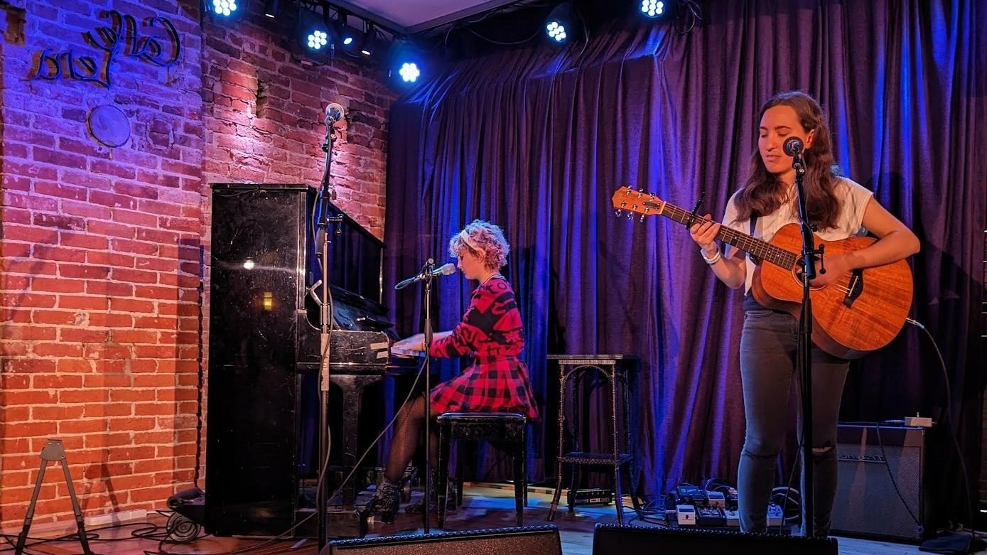 Sarah Libov, 24岁，弹吉他，与Lucrezia Zichichi，弹钢琴，在Caffe Lena表演.