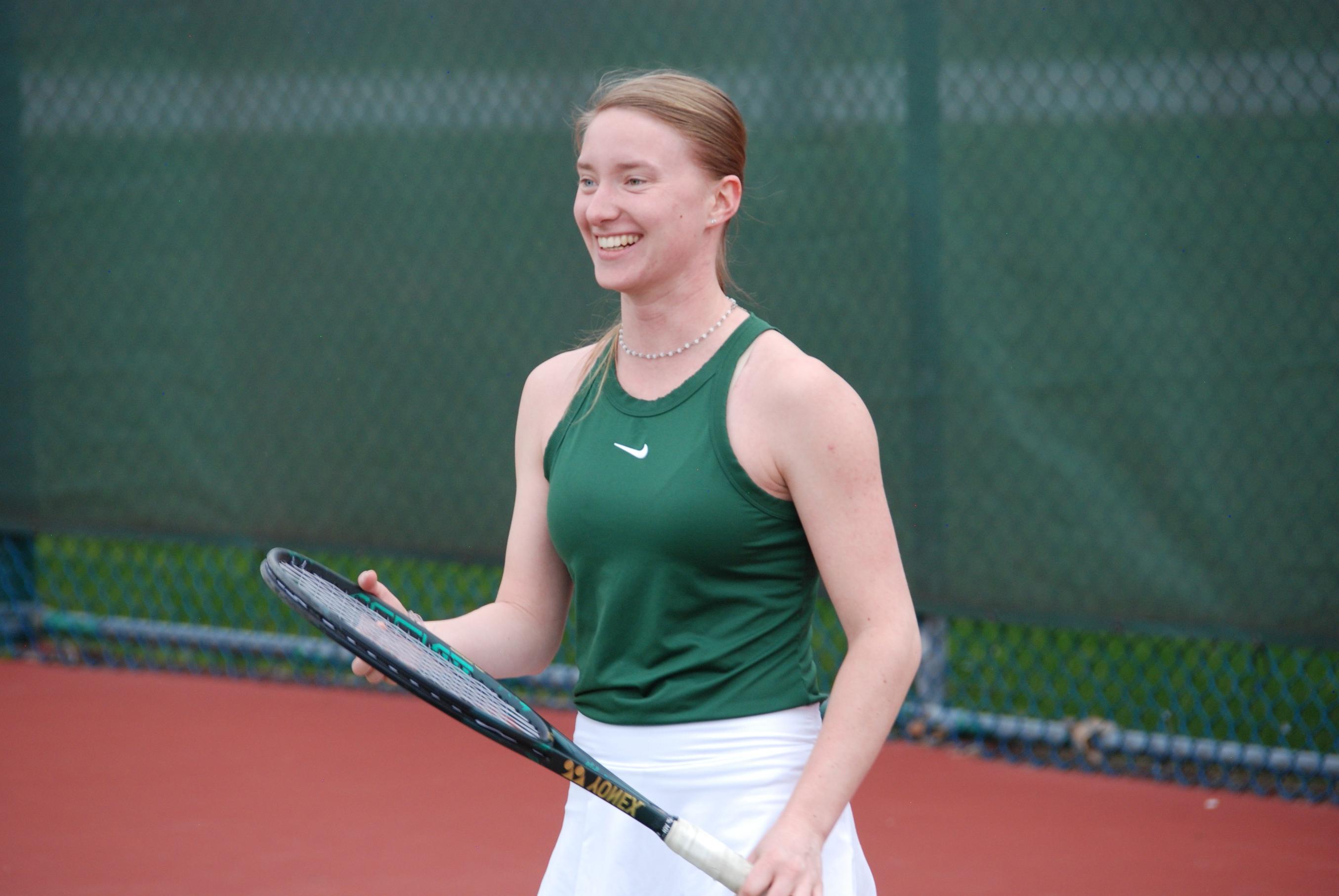 凯瑟琳·阿尔姆奎斯特，24岁, co-captain of Skidmore’s 网球 team